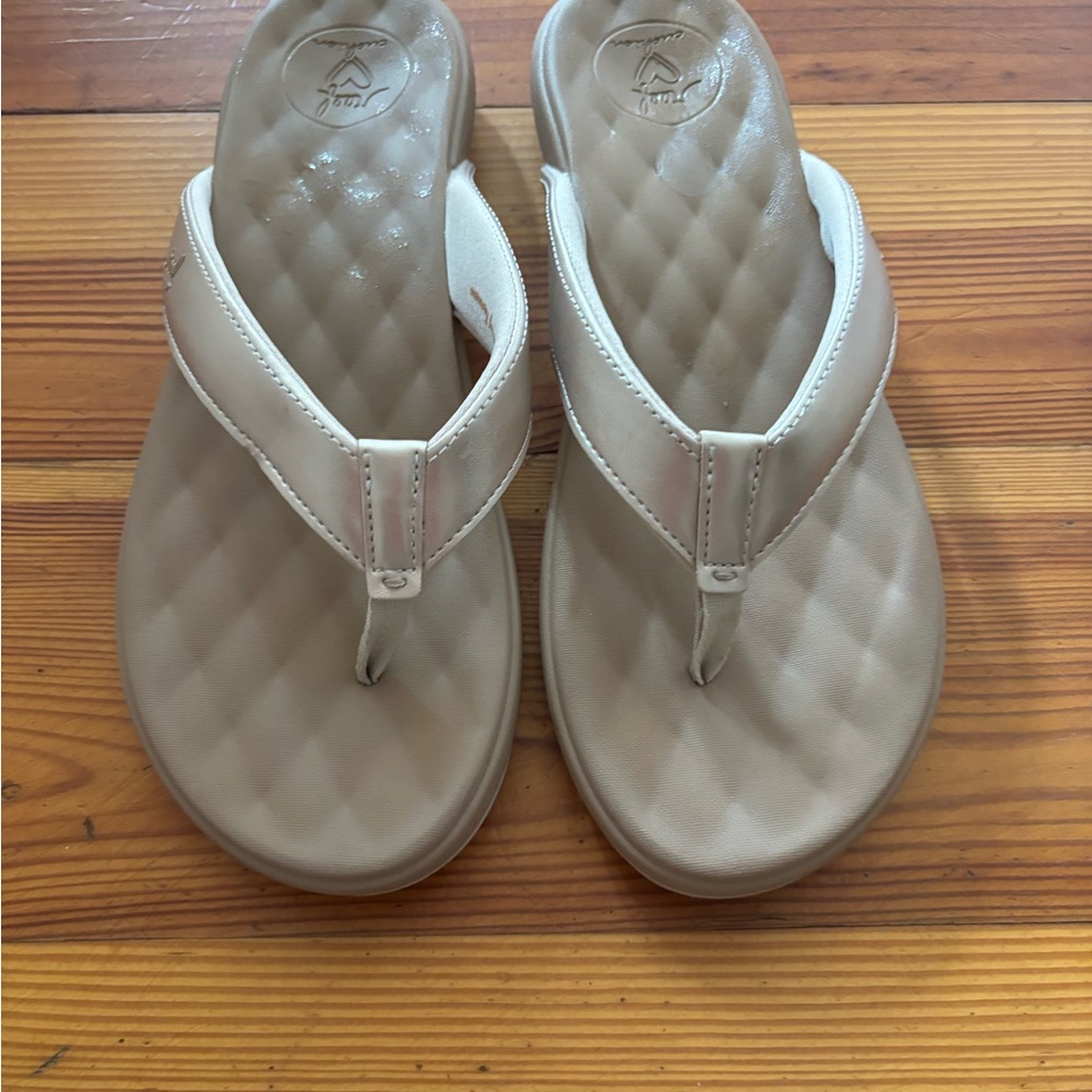 Reef Women's Tan Sandals new wore at round house .